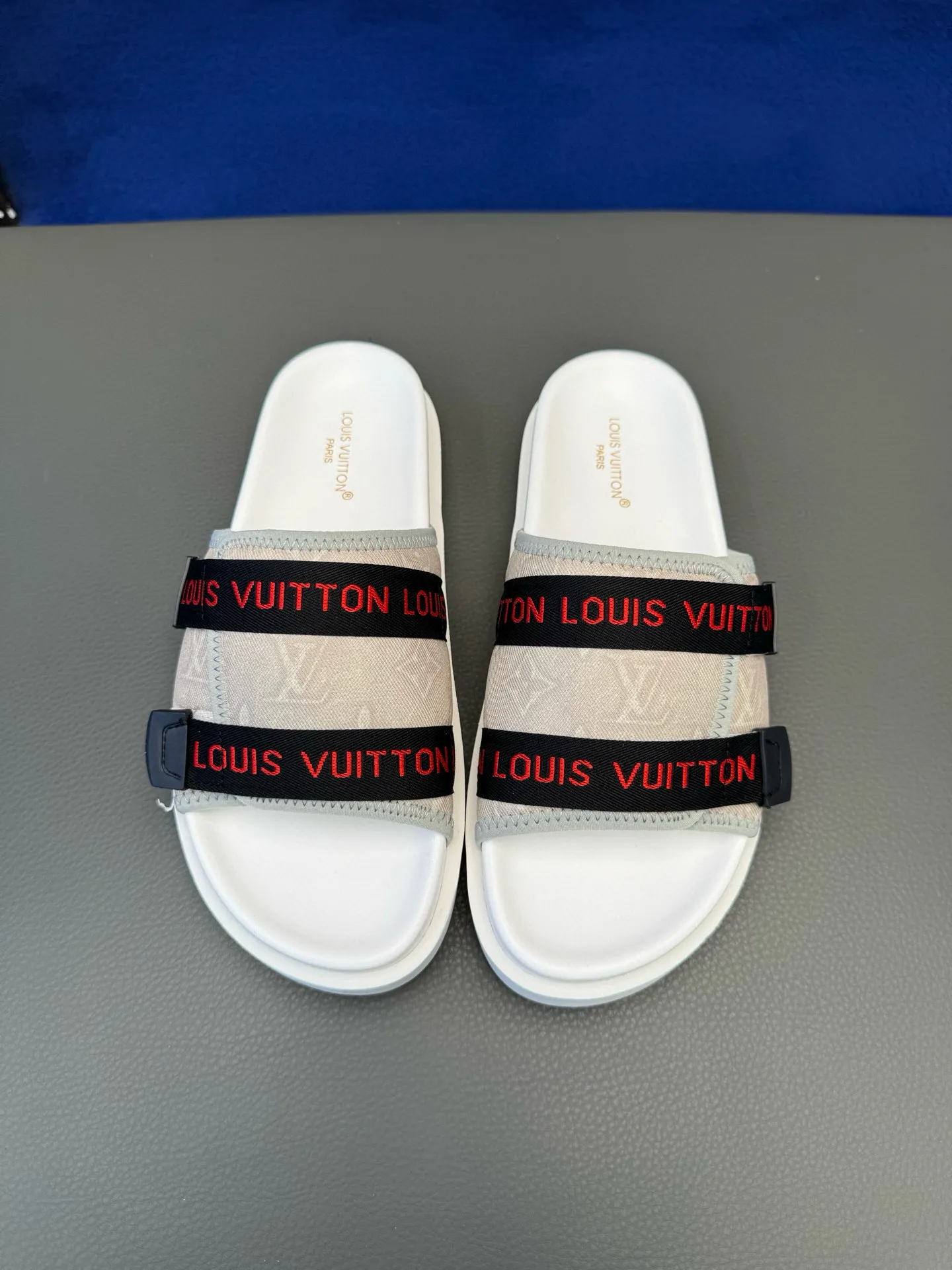 [L Home] P: 340💰Size: 38-45 Top purchasing lv men's summer slippers, classic presbyopia with soft real leather lining, unique color splicing effect, distinctive personality, fashionable and trendy essential style, light and comfortable. Lightweight and tough rubber insole, micro ridged foam outsole, super comfortable!